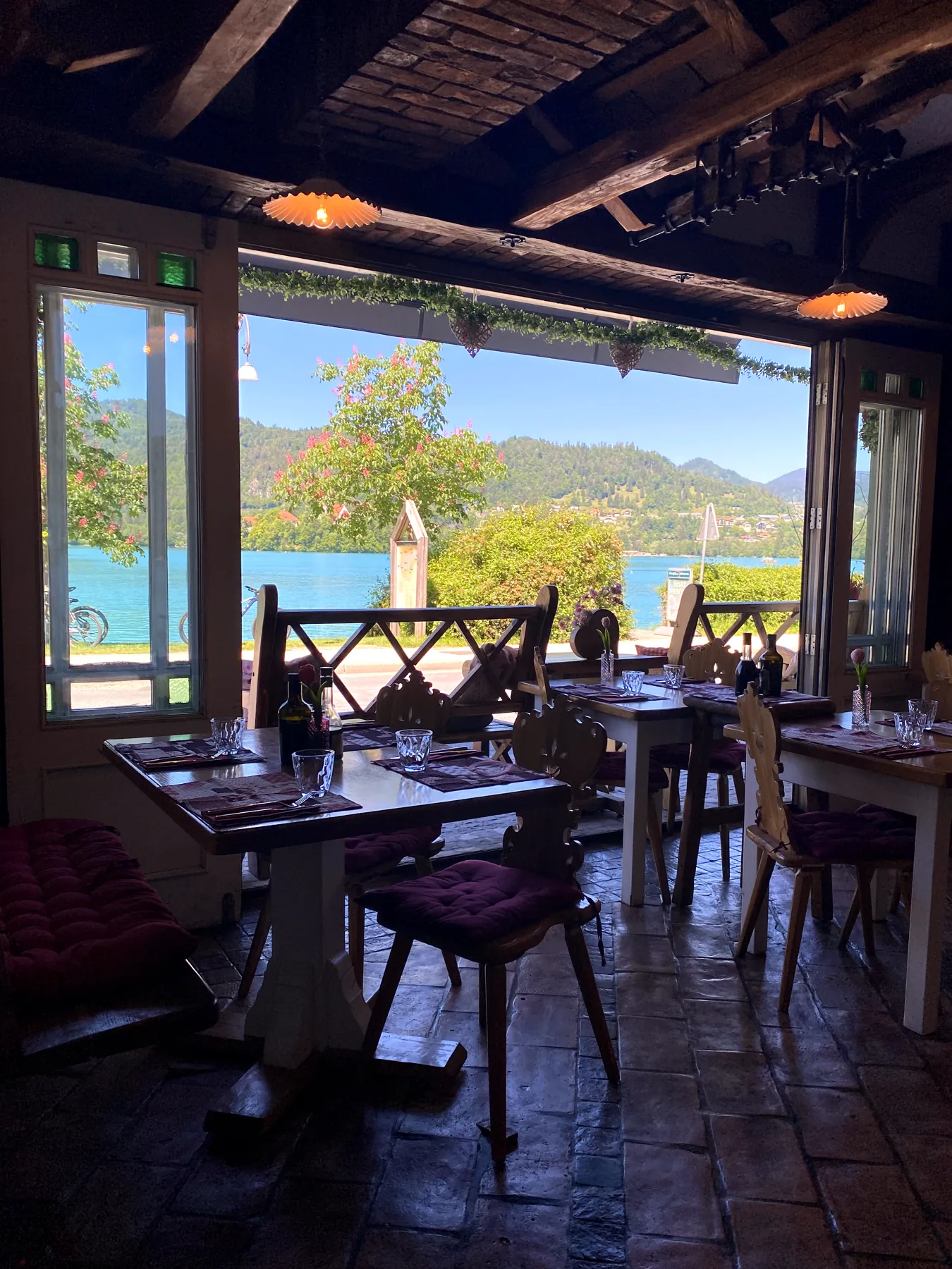 Notranjost restavracije Čarman z razgledom na jezero