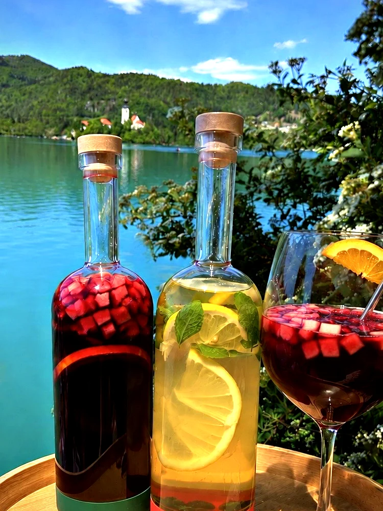 Hišna sangrija ob Blejskem jezeru